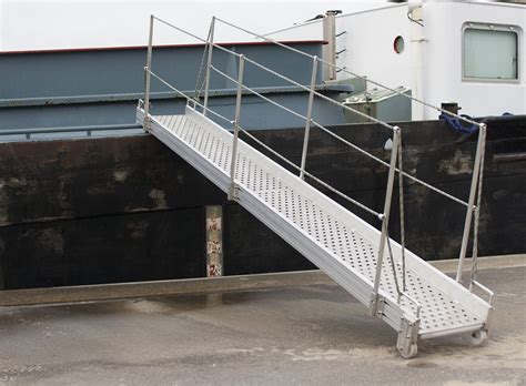supermarket gangway 5 letters.